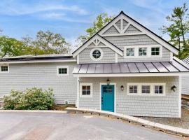 Stunning riverfront home, hot tub, BBQ, and washer & dryer, ξενοδοχείο σε Edgecomb