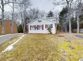 Charming Cottage with Ocean Views, Wifi, and Washer and Dryer