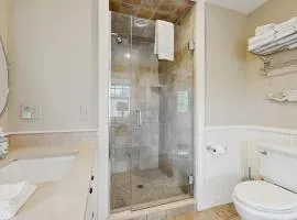 Oceanfront home incredible ocean views, deck & location