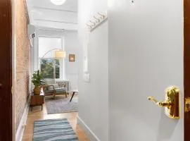 Kimball Apartment, Modern Studio on Main Street Ro