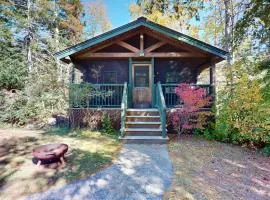 Delightful dog-friendly studio cabin with fireplace, AC & nearby hiking