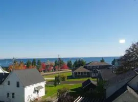 3 bedroom 2 1/2 bath apartment with views of Rocklan