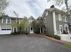 Commanders Cabin, quaint apt steps to downtown