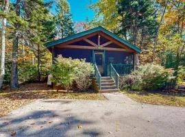 Explore nature cabin with kitchen, fireplace, WiFi, hiking & AC