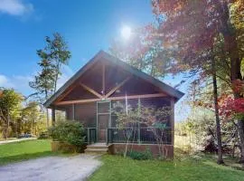 Relaxing three-bedroom dog-friendly cabin w/full kitchen, firepit & A/C