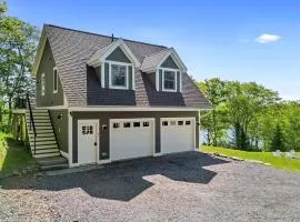 Charming coastal cottage with deck, grill, firepit, and jetted tub