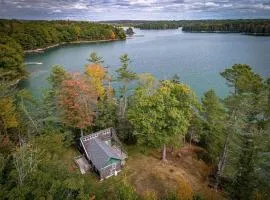 Sea Heather Cottage: Sunny Waterfront Escape for N