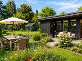 Cozy summer cottage with orangery close to Heatherhill and Beach, hotel en Vejby