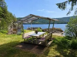 Charming waterside cottage by Lake in Seljord