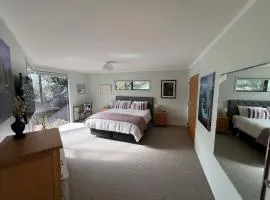 Cosy Kerikeri Retreat - Spa, Views and Pvte Bathroom