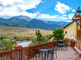 Yellowstone Riverside Cottages, Hotel in Gardiner