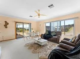 Cheerful Beach house at Redhead - BBQ, Beach, Views
