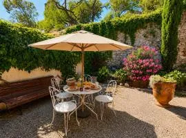 Parenthèse Provençale avec cour charme et pierre