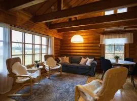 Villa Tilhi - Cozy 2BR Cabin with Sauna & Fireplace