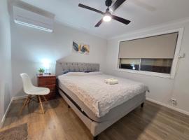 Entire House, 4BR, Secure Backyard, Free WIFI, hotel u gradu Kingswood