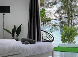 Seafront 5BR Landed Home 14 Pax with Ocean Seaview & Netflix WiFi