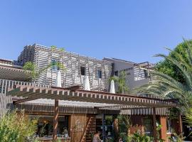 Hôtel les jardins du canal - piscine chauffée - solaire eco responsable - parking - garage - bornes électriques - accueil vélos - kids friendly, hotel v mestu Aigues-Mortes