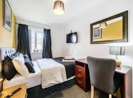 Bright 4 Bedroom Home in Walsall, Free Parking and for EVs: Walsall şehrinde bir otel