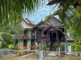 Kampung Nature Stilt House with Paddy Field View