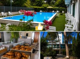 B&B Promenade Hotel Simple con Piscina, hotelli kohteessa Milano Marittima