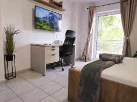 The Garden Studio - Spacious Balcony