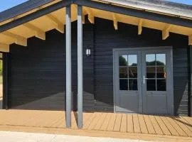 Cabin - Sleeps 6 - Free Parking & Garden
