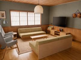 Abode Ojinmachi - Spacious Home Near Old Town with Free Parking for 3 Cars: Takayama şehrinde bir otel