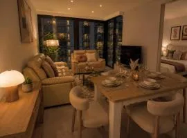 Live Luxe - Marvel Stadium 2BR - Free Parking, Rooftop Pool, Balcony