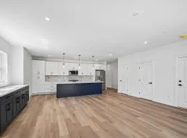 Luxury Top-Floor 3BR Condo with Pool, Just 2 Blocks from the Beach!