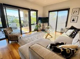 Coastal Tones - Designer Beach house - Pets Welcome - Huge Yard - Walk to Beach