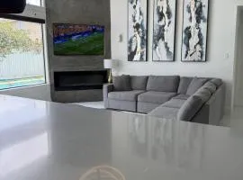 Luxury modern home with private pool !