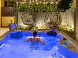 Luxury Garden Suite with Private Heated jacuzzi