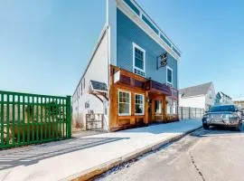 Cozy & Clean Second-Story Suite w/ Kitchenette & Free WiFi - Walk to the Harbor