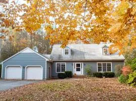 Woodland home with screened porch, 2 living rooms - near historic waterfront