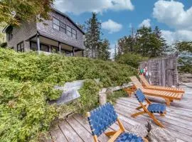 Waterfront dog-friendly cottage with amazing views, deck, grill, & washer/dryer