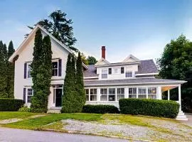 Historic home steps from the harbor with enclosed porches & gorgeous deck