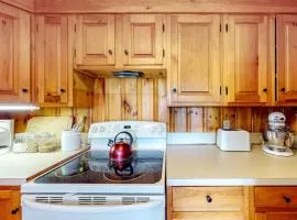 Dog-friendly beach house with WiFi, private washer/dryer, deck, beautiful views