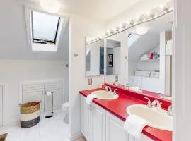 Spectacular oceanfront retreat with amazing views, sunroom & washer/dryer
