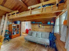 The Cottage - Peaceful 32-Acre Lakefront Getaway - Canoe, Firepit & Big Deck