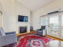 Convenient Dog-Friendly Townhouse w/Bay Views, Fast WiFi, A/C, Gas Grill, & More