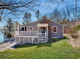 Dog-friendly river-view home with wood stove, deck, patio, dock, beach, grill, Hotel in Boothbay