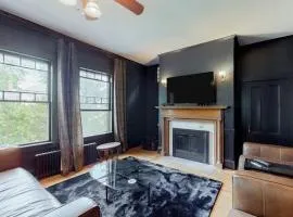 Beautiful home with Ping-Pong, fast WiFi & W/D - walk to dining