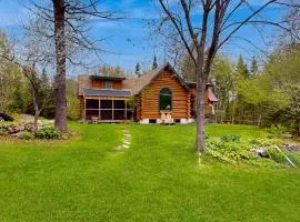 Charming log cabin on 50 acres w/ Kayaks, Row boat, Firepit, Skiing and more