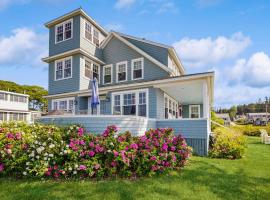 Oceanfront home incredible ocean views, deck & location, Hotel in Boothbay