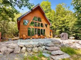 The Cabin on 32 wooded acres - tranquil new-build with sauna & forested views