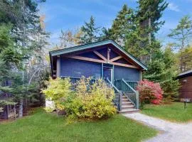 Charming two-bedroom dog-friendly cabin w/firepit, near outside activities