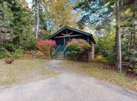 Charming studio cabin near hiking trails with firepit, & AC