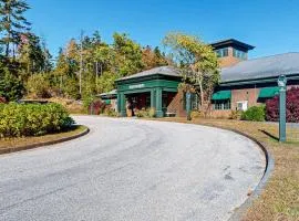 Scenic dog-friendly cabin with kitchen, AC, firepit, WiFi & nearby hiking