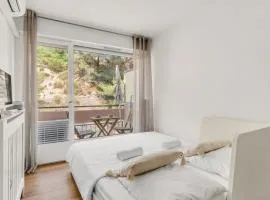 Cosy & Quiet studio with AC and Balcony with a view of nature