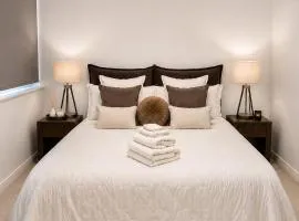 Luxury Central Solihull Apt - King Bed, Sofa Bed & 2 Parking Spaces